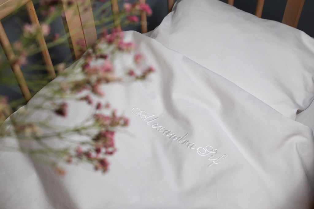 Sérmerkt rúmföt fyrir ungabörn með nafni barnsins, hvít 100% bómull.