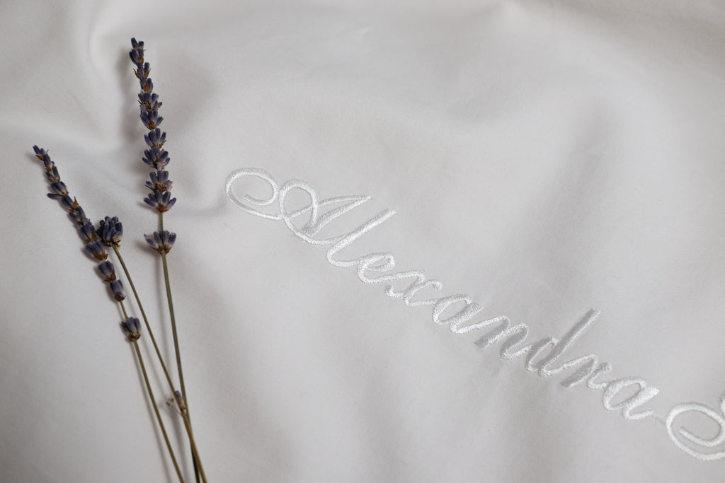 Smáatriði á sérsaumuðu sængurveri fyrir ungabörn