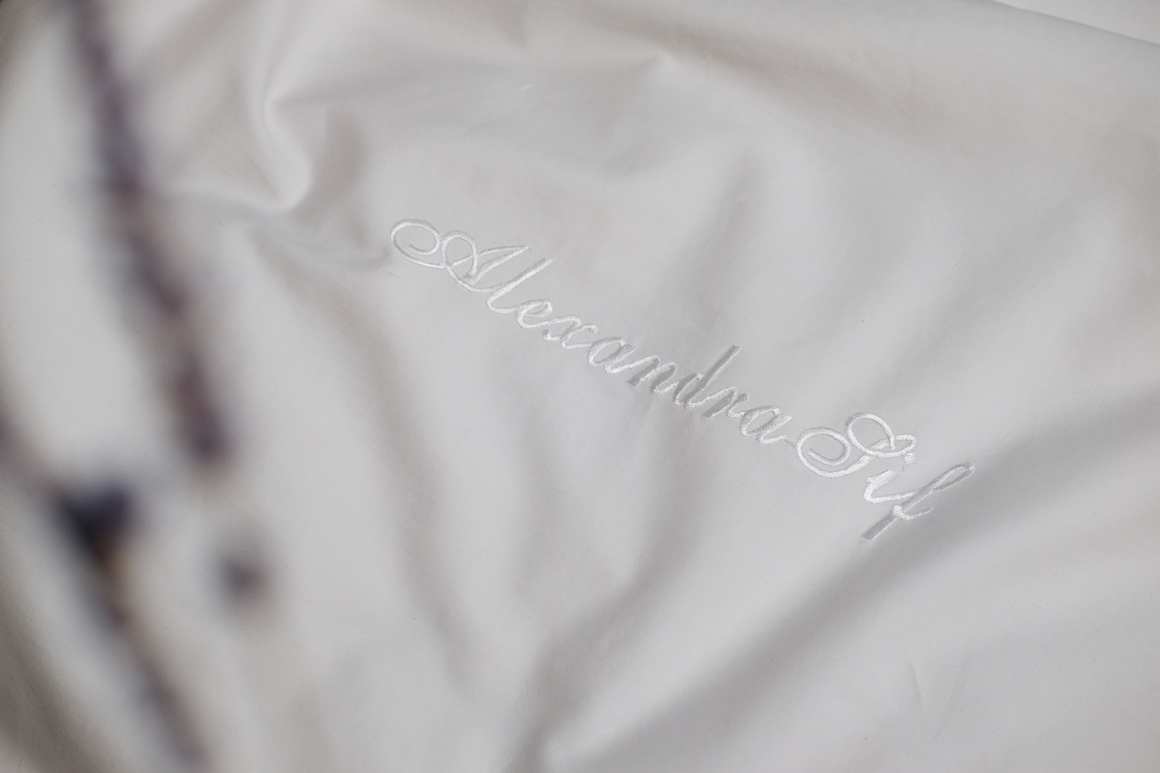 Hvít rúmföt úr 100% bómull með sérsaumuðu nafni barns 